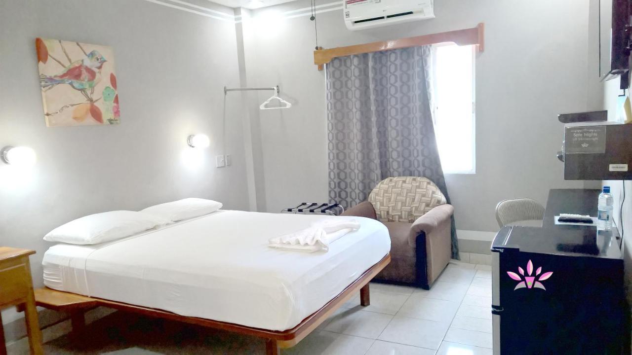 Maya Bella Downtown Hotel Сан Игнасио Екстериор снимка